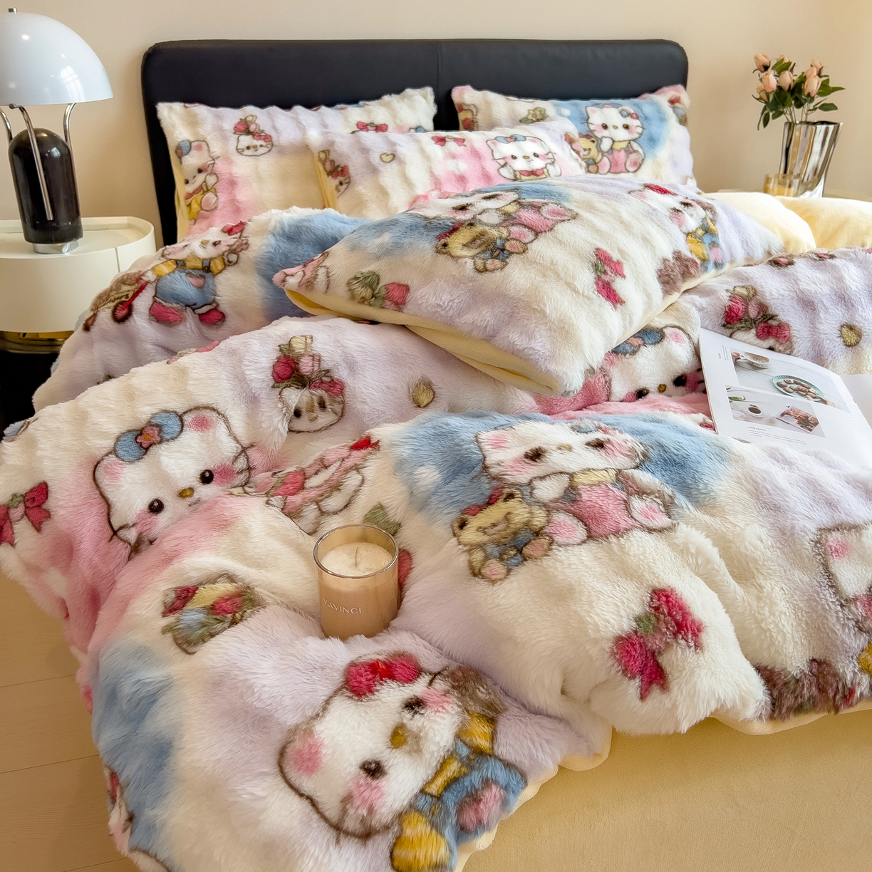 91家纺网 家纺一手货源 找家纺 摩妮卡 2025新款A类大泡泡印花兔毛牛奶绒四件套 猫猫日常