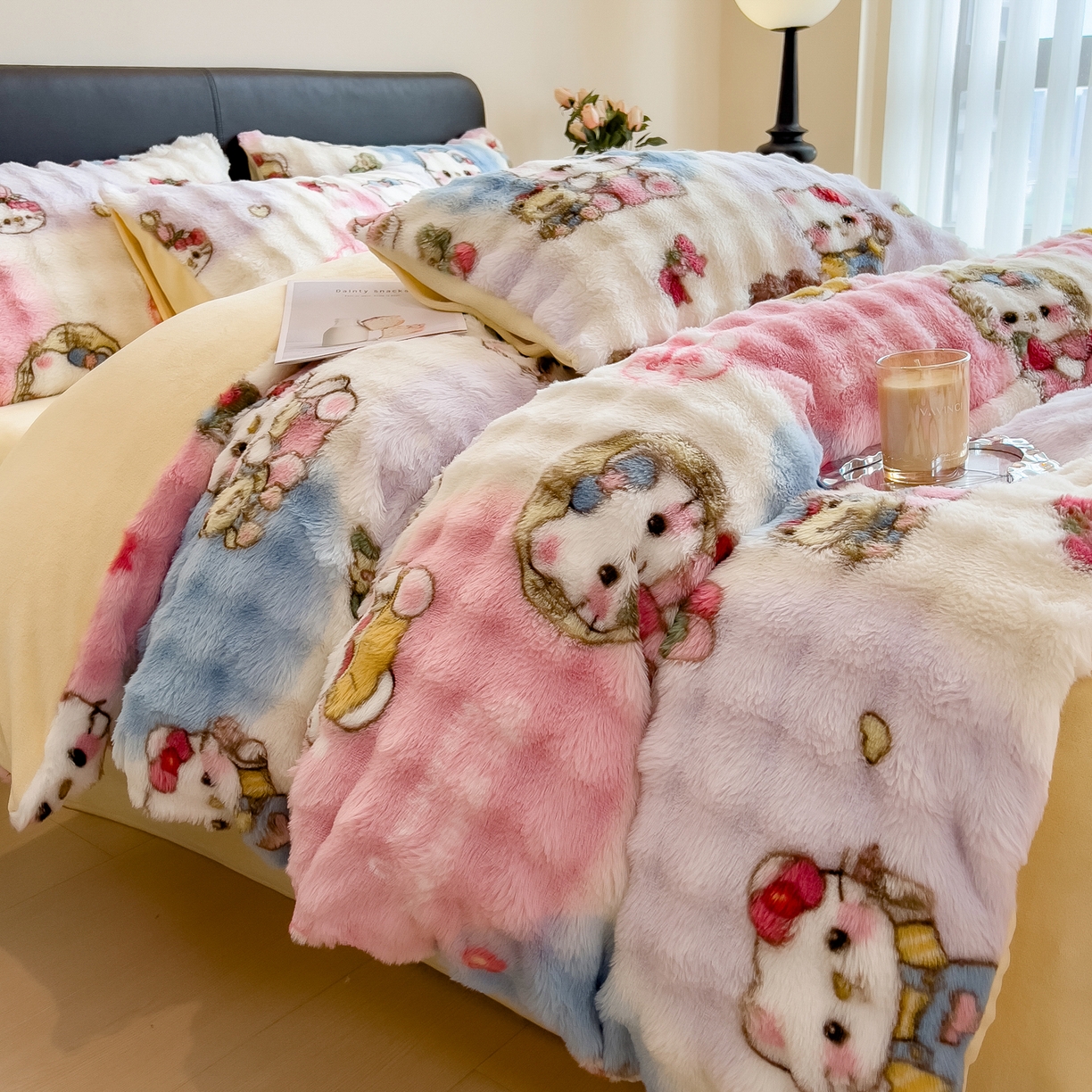 91家纺网 家纺一手货源 找家纺 摩妮卡 2025新款A类大泡泡印花兔毛牛奶绒四件套 猫猫日常