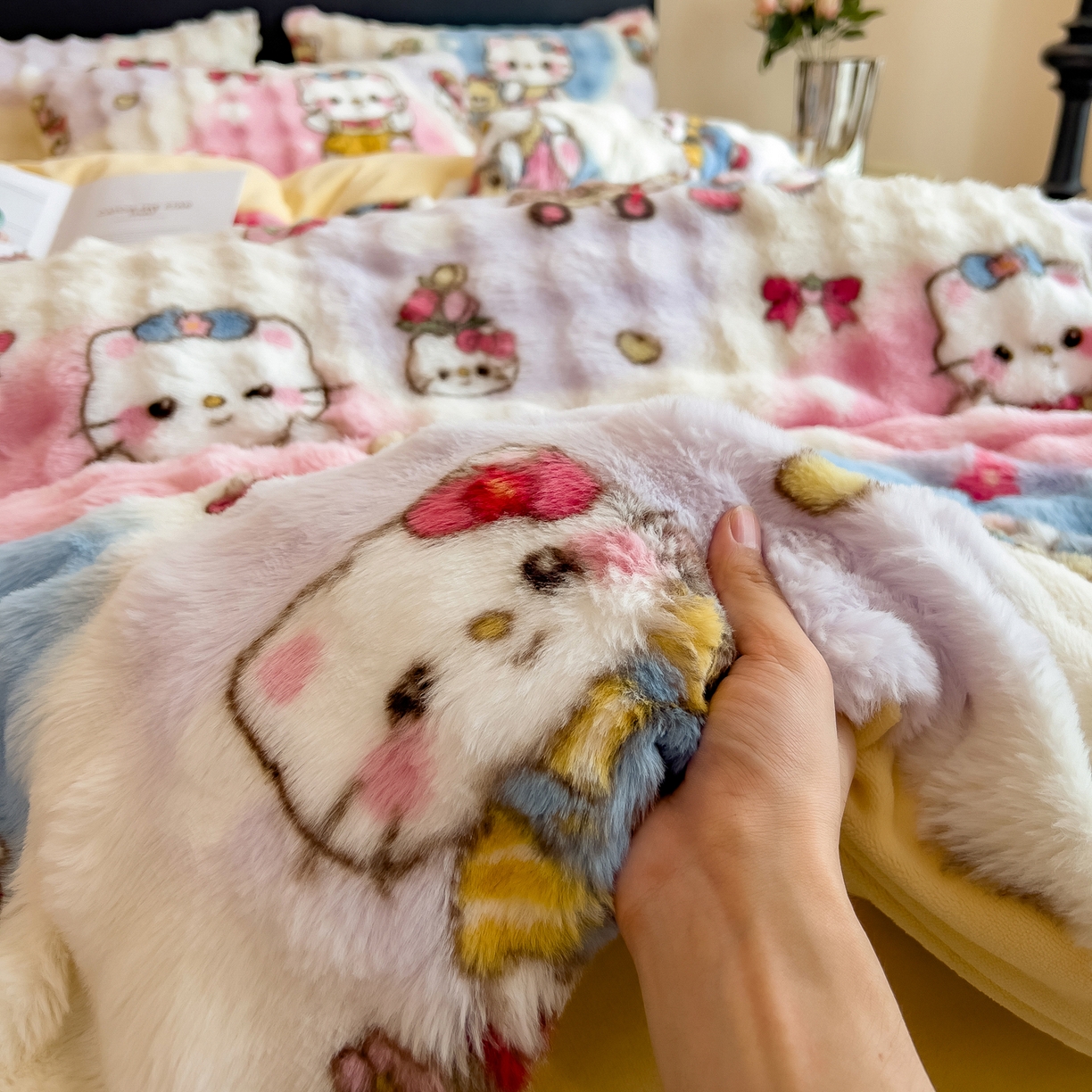 91家纺网 家纺一手货源 找家纺 摩妮卡 2025新款A类大泡泡印花兔毛牛奶绒四件套 猫猫日常