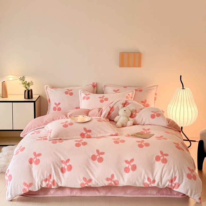 91家纺网 家纺一手货源 找家纺 川悦生活 2025新款A类300克高克重提花牛奶绒四件套 奶甜樱桃