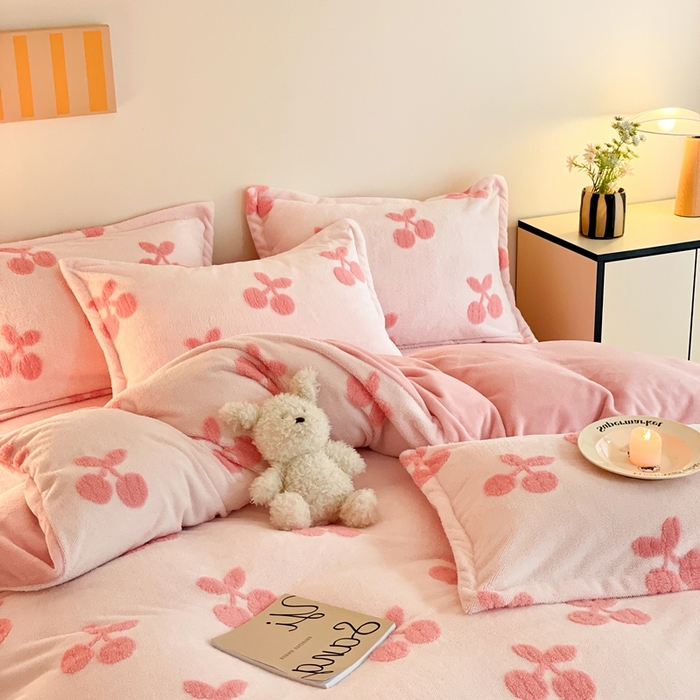 91家纺网 家纺一手货源 找家纺 川悦生活 2025新款A类300克高克重提花牛奶绒四件套 奶甜樱桃