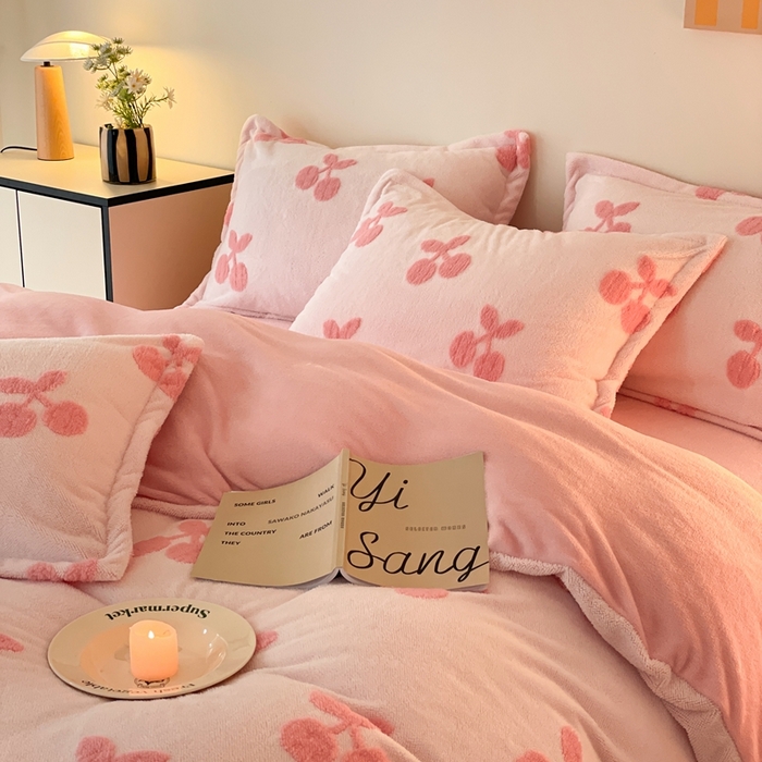 91家纺网 家纺一手货源 找家纺 川悦生活 2025新款A类300克高克重提花牛奶绒四件套 奶甜樱桃