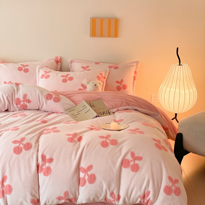 91家纺网 家纺一手货源 找家纺 川悦生活 2025新款A类300克高克重提花牛奶绒四件套 奶甜樱桃