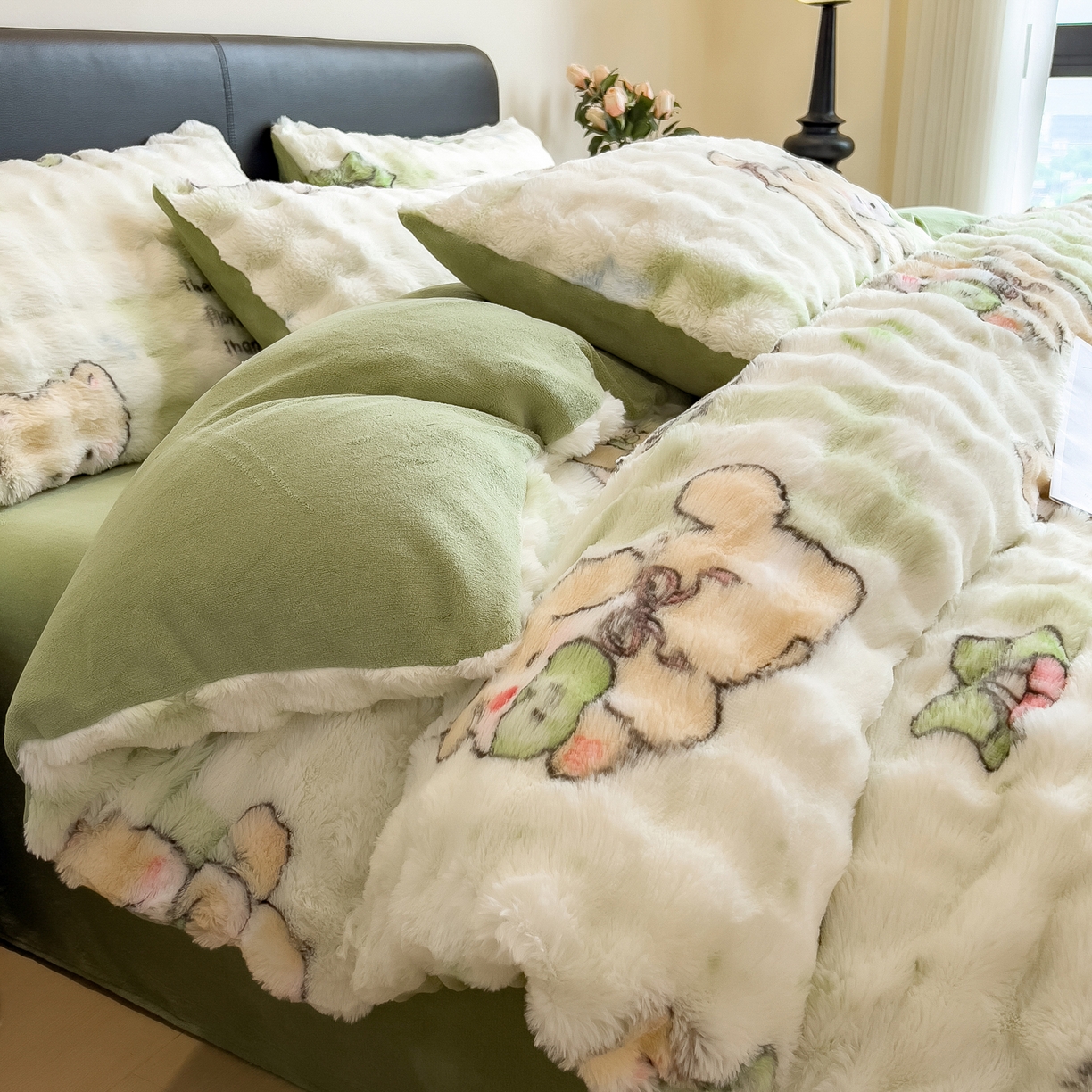 91家纺网 家纺一手货源 找家纺 摩妮卡 2025新款A类大泡泡印花兔毛牛奶绒四件套 活泼小犬