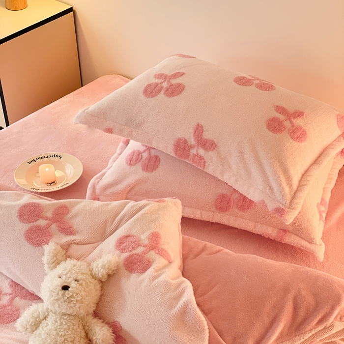 91家纺网 家纺一手货源 找家纺 川悦生活 2025新款A类300克高克重提花牛奶绒四件套 奶甜樱桃