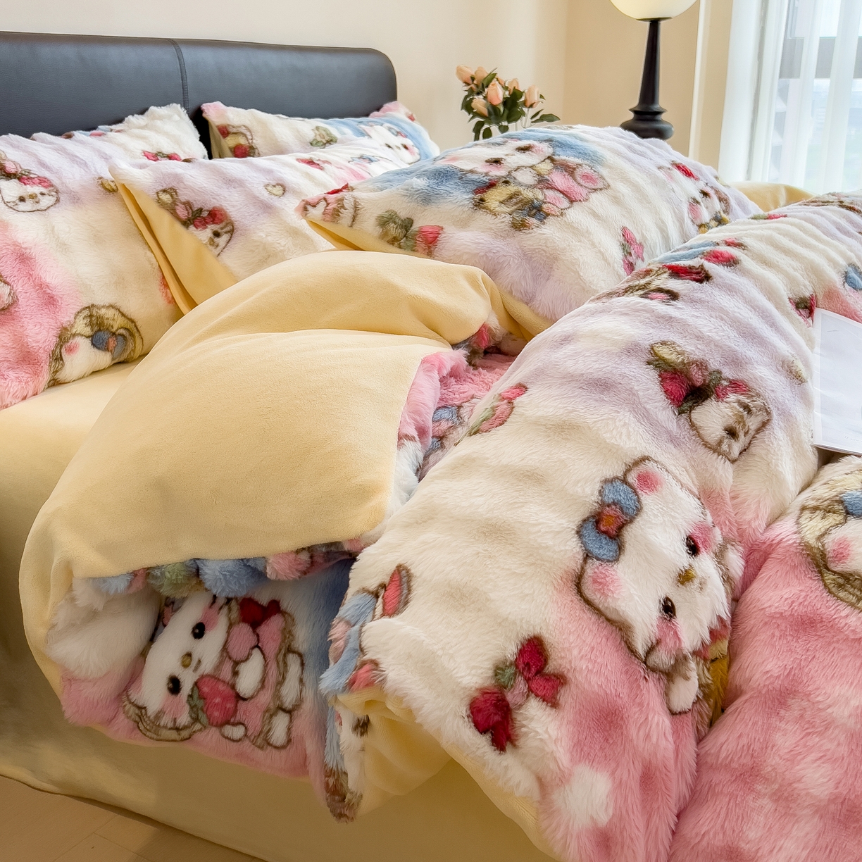 91家纺网 家纺一手货源 找家纺 摩妮卡 2025新款A类大泡泡印花兔毛牛奶绒四件套 猫猫日常