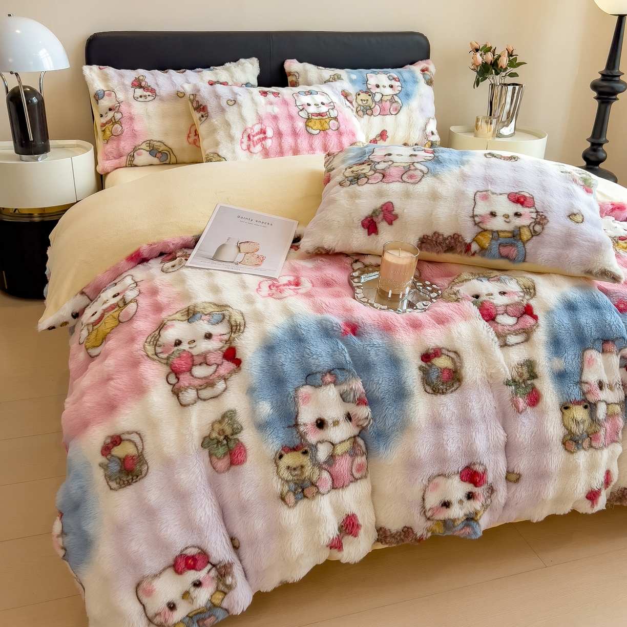 91家纺网 家纺一手货源 找家纺 摩妮卡 2025新款A类大泡泡印花兔毛牛奶绒四件套 猫猫日常