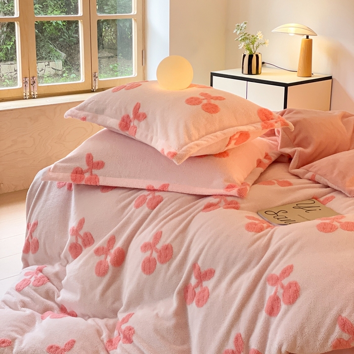 91家纺网 家纺一手货源 找家纺 川悦生活 2025新款A类300克高克重提花牛奶绒四件套 奶甜樱桃