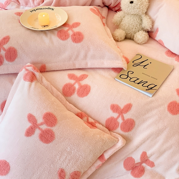 91家纺网 家纺一手货源 找家纺 川悦生活 2025新款A类300克高克重提花牛奶绒四件套 奶甜樱桃