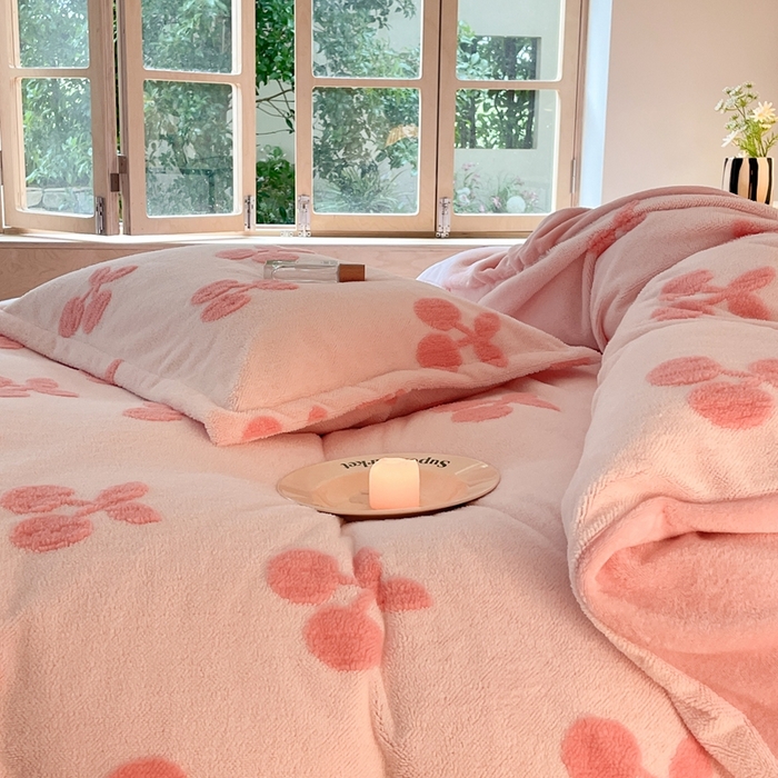 91家纺网 家纺一手货源 找家纺 川悦生活 2025新款A类300克高克重提花牛奶绒四件套 奶甜樱桃