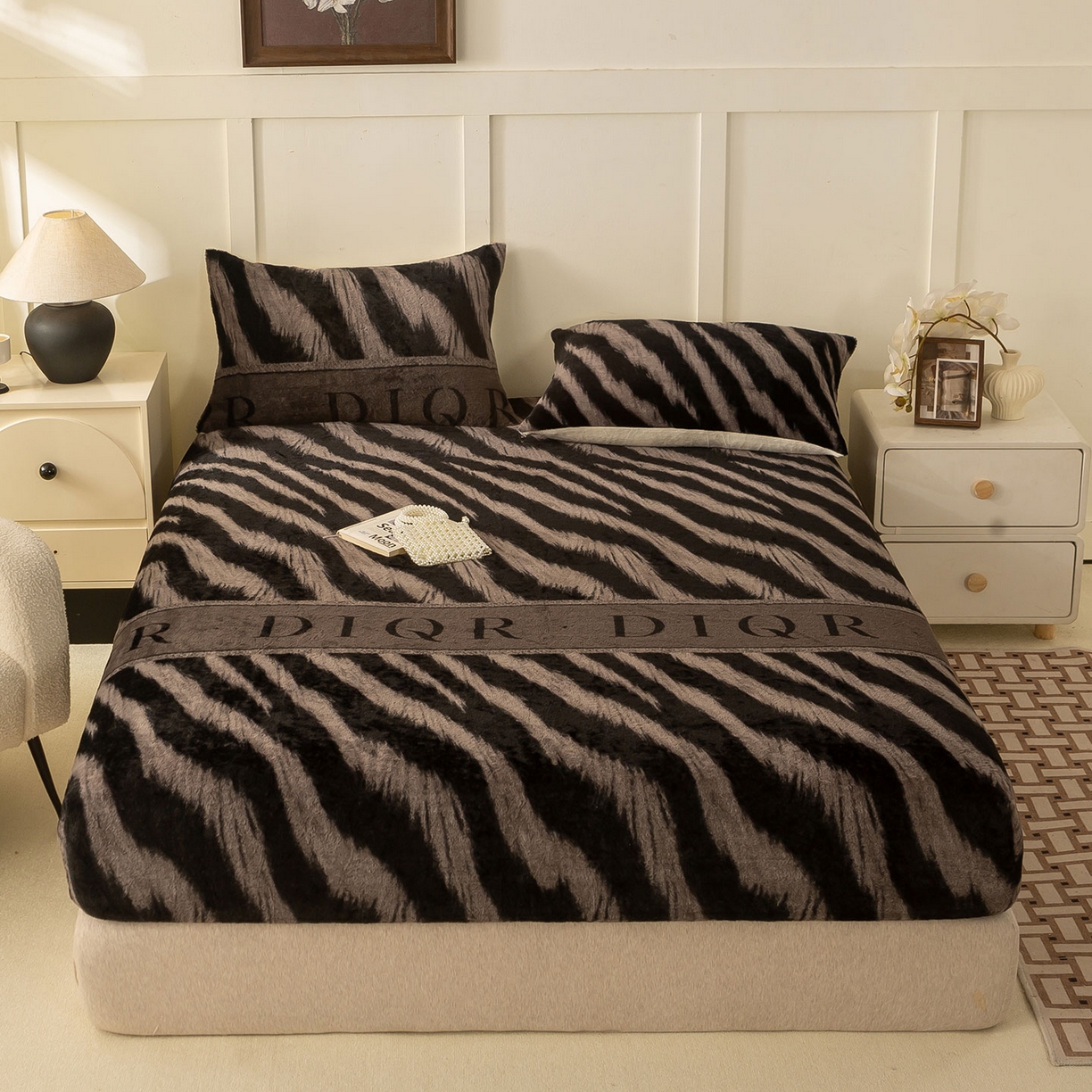 91家纺网 家纺一手货源 找家纺 眠势力 2025新款兔毛绒床笠单件冬季加绒冬季保暖保护套全包防尘床垫罩-美拉德系列 巴黎午后-灰【兔毛绒床笠】