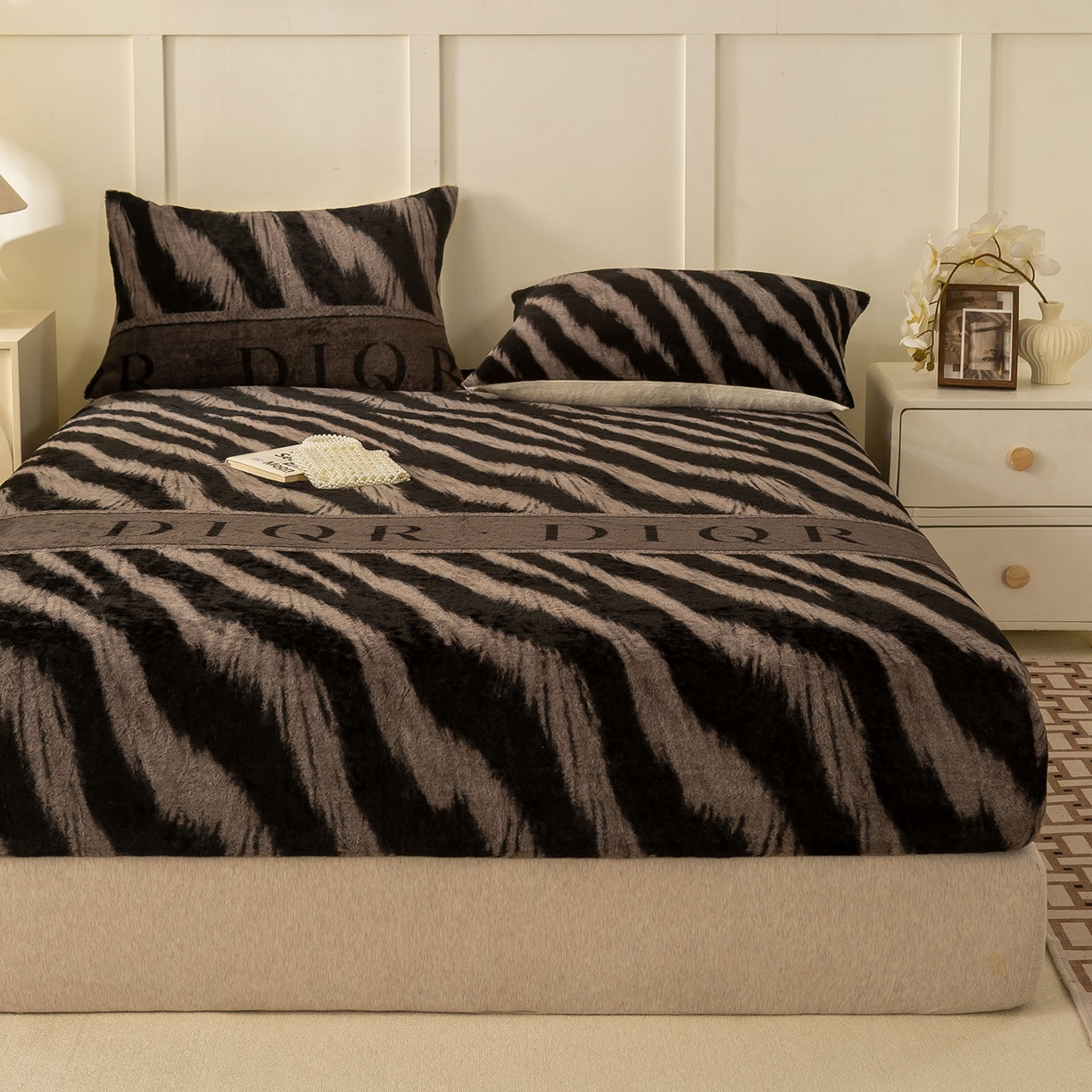 91家纺网 家纺一手货源 找家纺 眠势力 2025新款兔毛绒床笠单件冬季加绒冬季保暖保护套全包防尘床垫罩-美拉德系列 巴黎午后-灰【兔毛绒床笠】