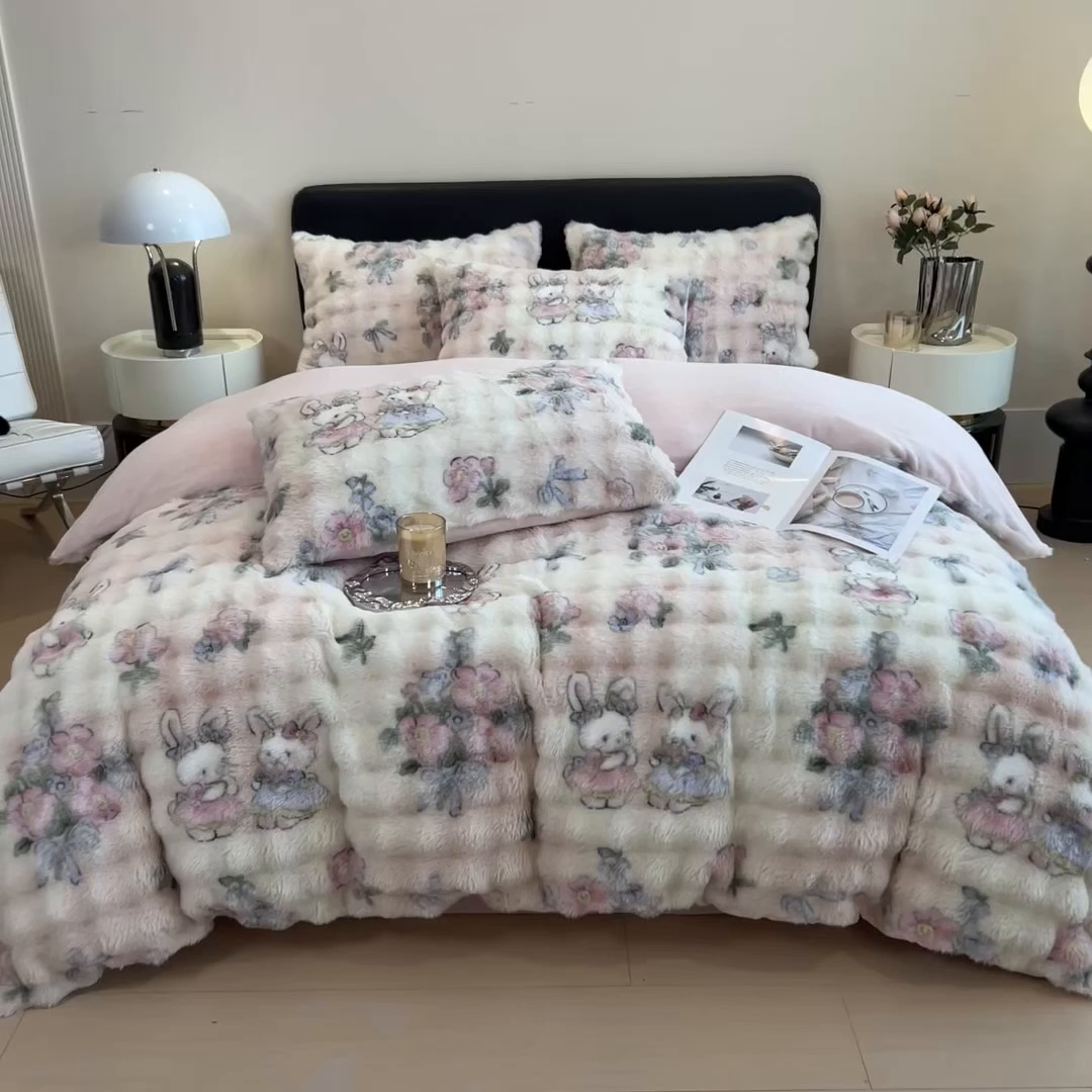 91家纺网 家纺一手货源 找家纺 摩妮卡 2025新款A类大泡泡印花兔毛牛奶绒四件套 谈话会
