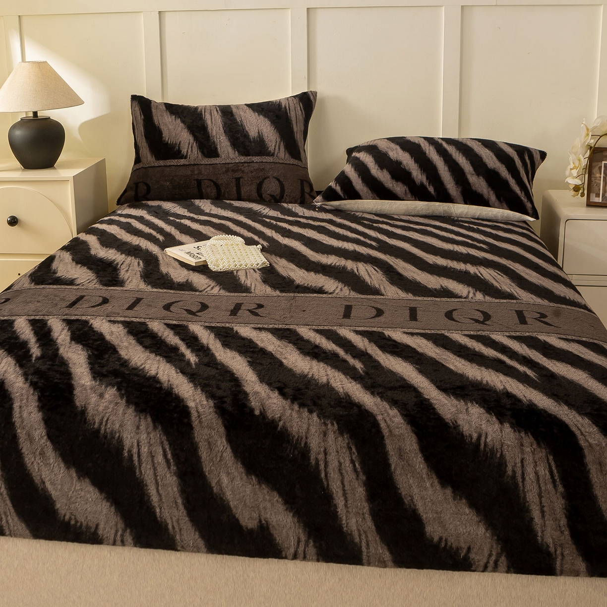 91家纺网 家纺一手货源 找家纺 眠势力 2025新款兔毛绒床笠单件冬季加绒冬季保暖保护套全包防尘床垫罩-美拉德系列 巴黎午后-灰【兔毛绒床笠】