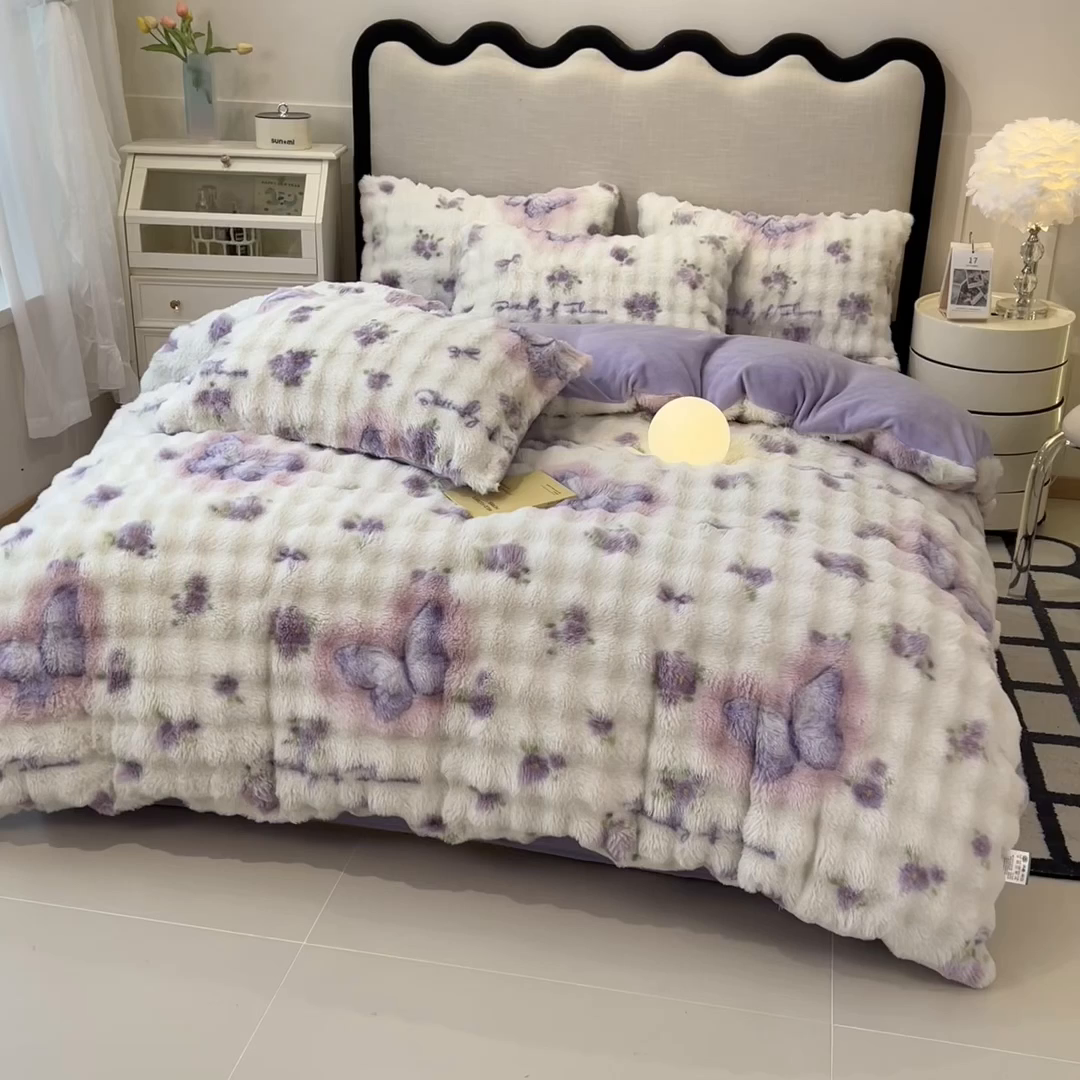 91家纺网 家纺一手货源 找家纺 摩妮卡 2025新款A类大泡泡印花兔毛牛奶绒四件套 花园蝴蝶