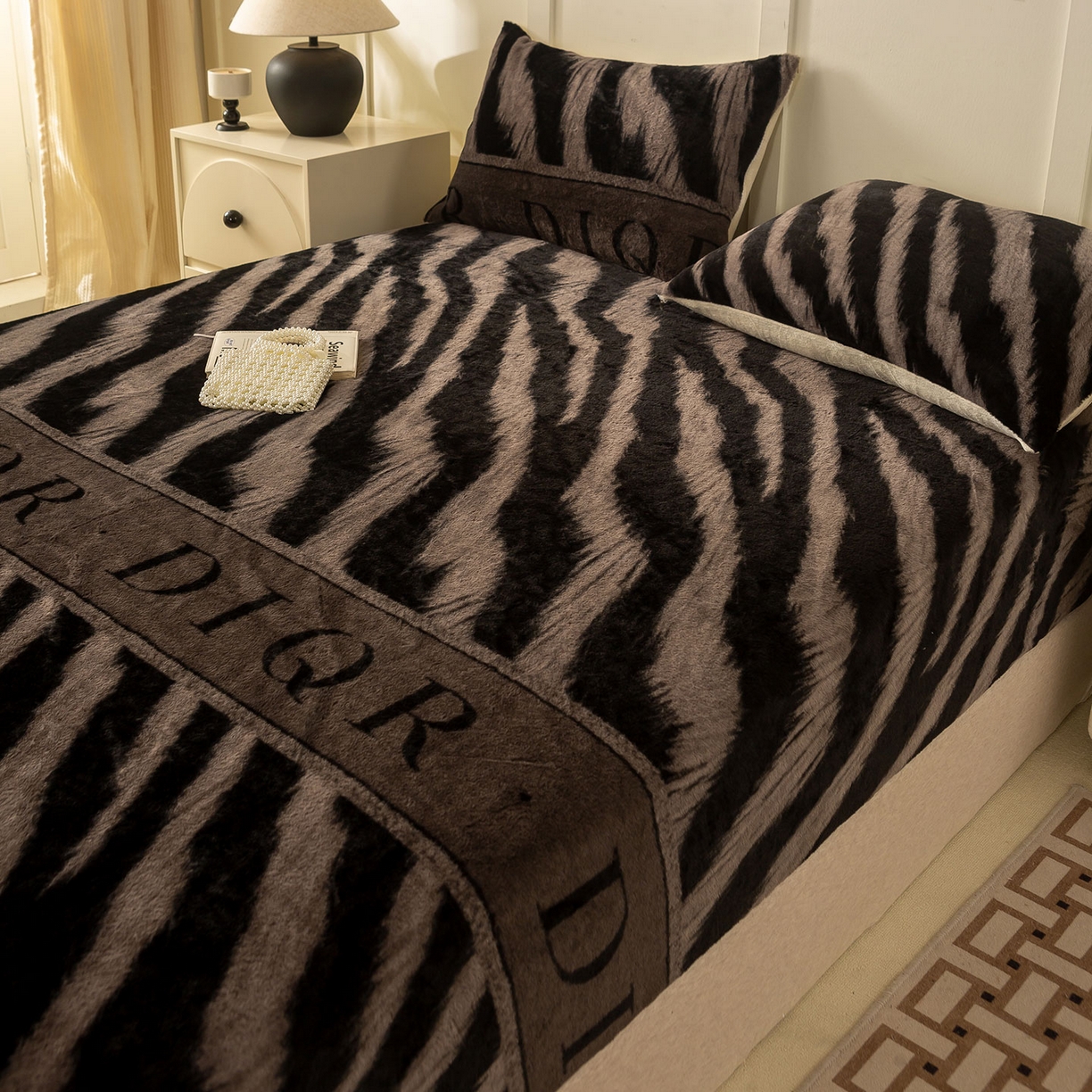 91家纺网 家纺一手货源 找家纺 眠势力 2025新款兔毛绒床笠单件冬季加绒冬季保暖保护套全包防尘床垫罩-美拉德系列 巴黎午后-灰【兔毛绒床笠】