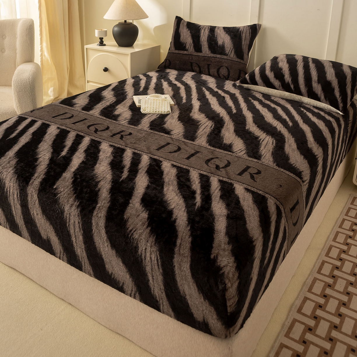 91家纺网 家纺一手货源 找家纺 眠势力 2025新款兔毛绒床笠单件冬季加绒冬季保暖保护套全包防尘床垫罩-美拉德系列 巴黎午后-灰【兔毛绒床笠】