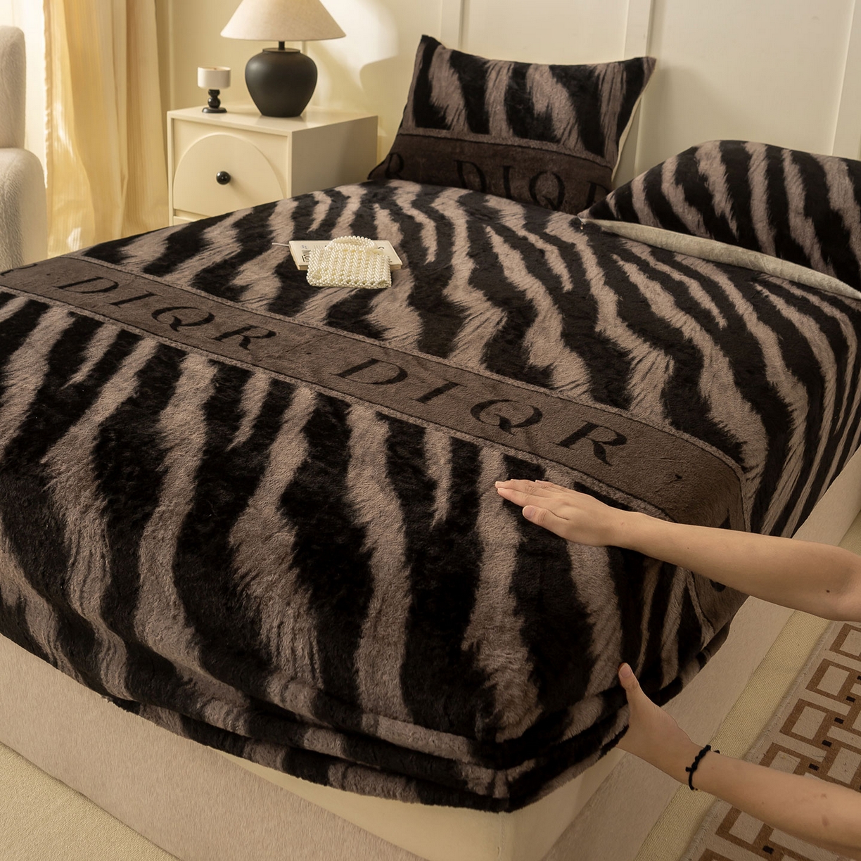 91家纺网 家纺一手货源 找家纺 眠势力 2025新款兔毛绒床笠单件冬季加绒冬季保暖保护套全包防尘床垫罩-美拉德系列 巴黎午后-灰【兔毛绒床笠】