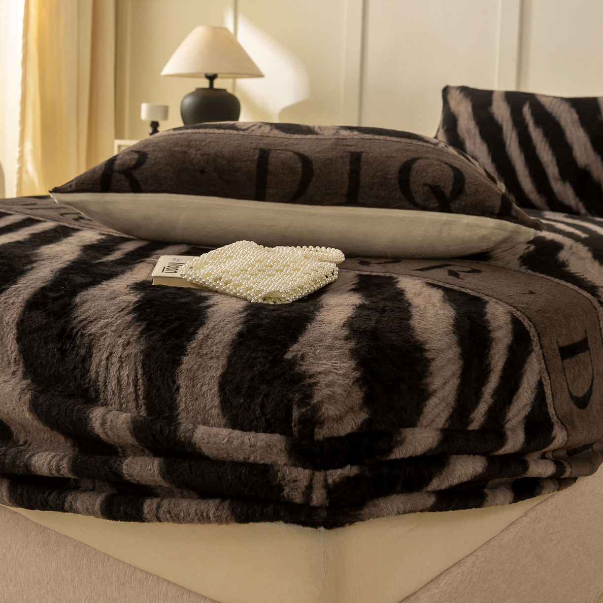 91家纺网 家纺一手货源 找家纺 眠势力 2025新款兔毛绒床笠单件冬季加绒冬季保暖保护套全包防尘床垫罩-美拉德系列 巴黎午后-灰【兔毛绒床笠】