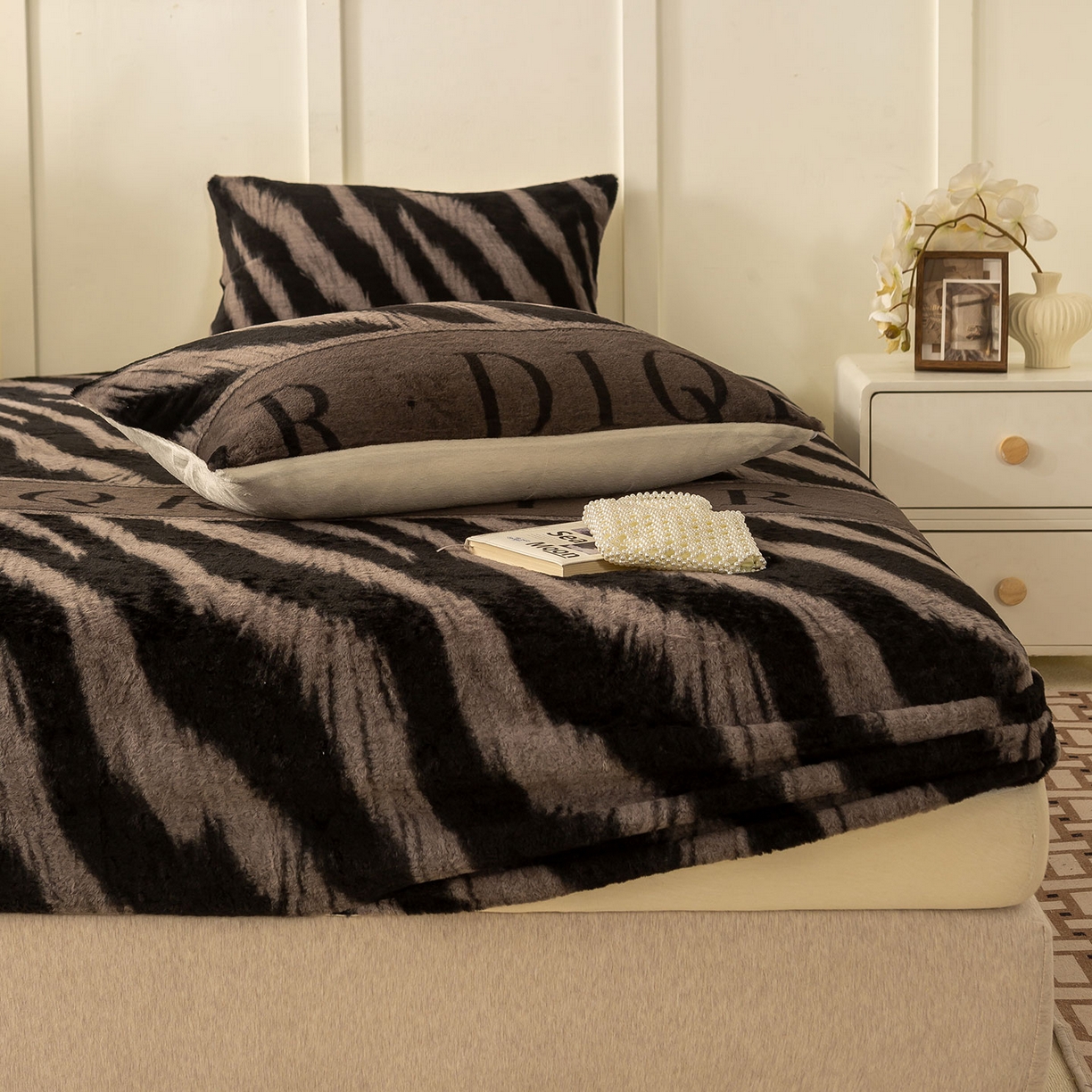 91家纺网 家纺一手货源 找家纺 眠势力 2025新款兔毛绒床笠单件冬季加绒冬季保暖保护套全包防尘床垫罩-美拉德系列 巴黎午后-灰【兔毛绒床笠】