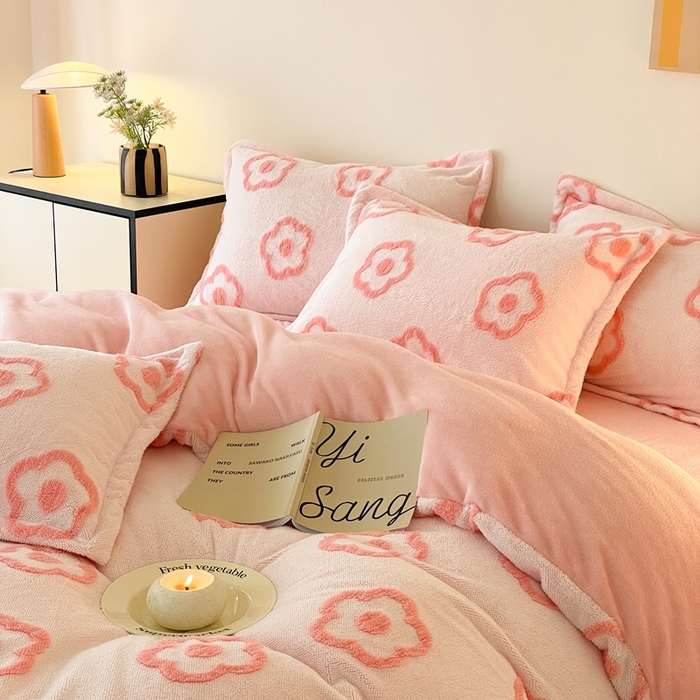 91家纺网 家纺一手货源 找家纺 川悦生活 2025新款A类300克高克重提花牛奶绒四件套 暖阳小花