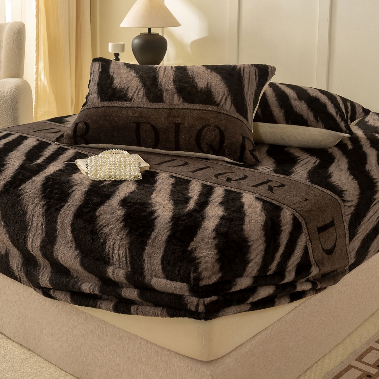 91家纺网 家纺一手货源 找家纺 眠势力 2025新款兔毛绒床笠单件冬季加绒冬季保暖保护套全包防尘床垫罩-美拉德系列 巴黎午后-灰【兔毛绒床笠】