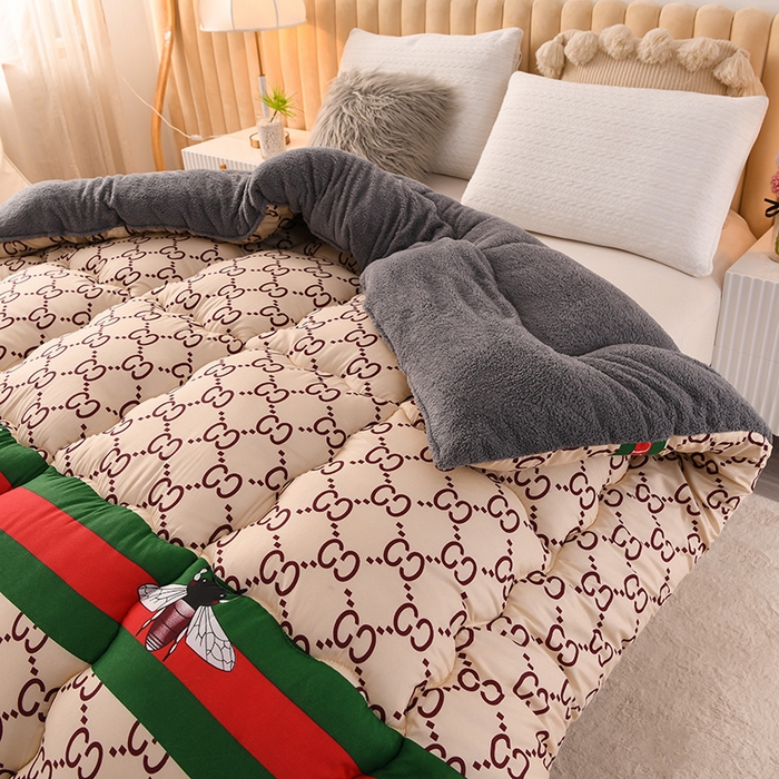 91家纺网 家纺一手货源 找家纺 2025新款保暖羊羔绒冬被 小蜜蜂