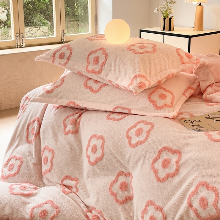 91家纺网 家纺一手货源 找家纺 川悦生活 2025新款A类300克高克重提花牛奶绒四件套 暖阳小花