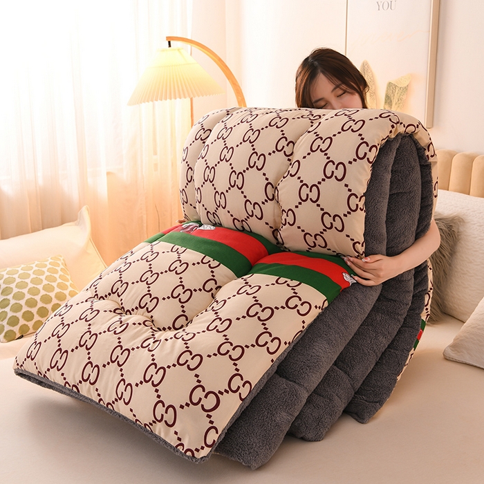 91家纺网 家纺一手货源 找家纺 2025新款保暖羊羔绒冬被 小蜜蜂