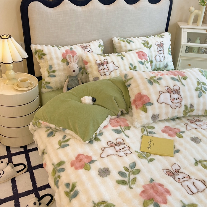 91家纺网 家纺一手货源 找家纺 摩妮卡 2025新款A类大泡泡印花兔毛牛奶绒四件套 萌兔花园