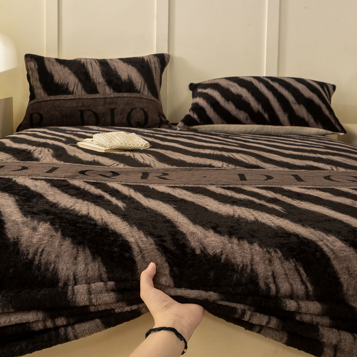 91家纺网 家纺一手货源 找家纺 眠势力 2025新款兔毛绒床笠单件冬季加绒冬季保暖保护套全包防尘床垫罩-美拉德系列 巴黎午后-灰【兔毛绒床笠】