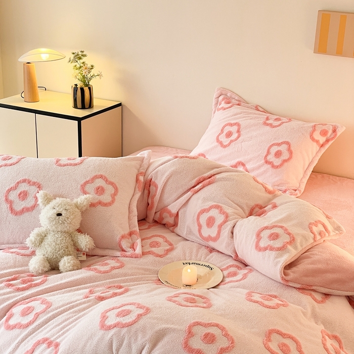 91家纺网 家纺一手货源 找家纺 川悦生活 2025新款A类300克高克重提花牛奶绒四件套 暖阳小花