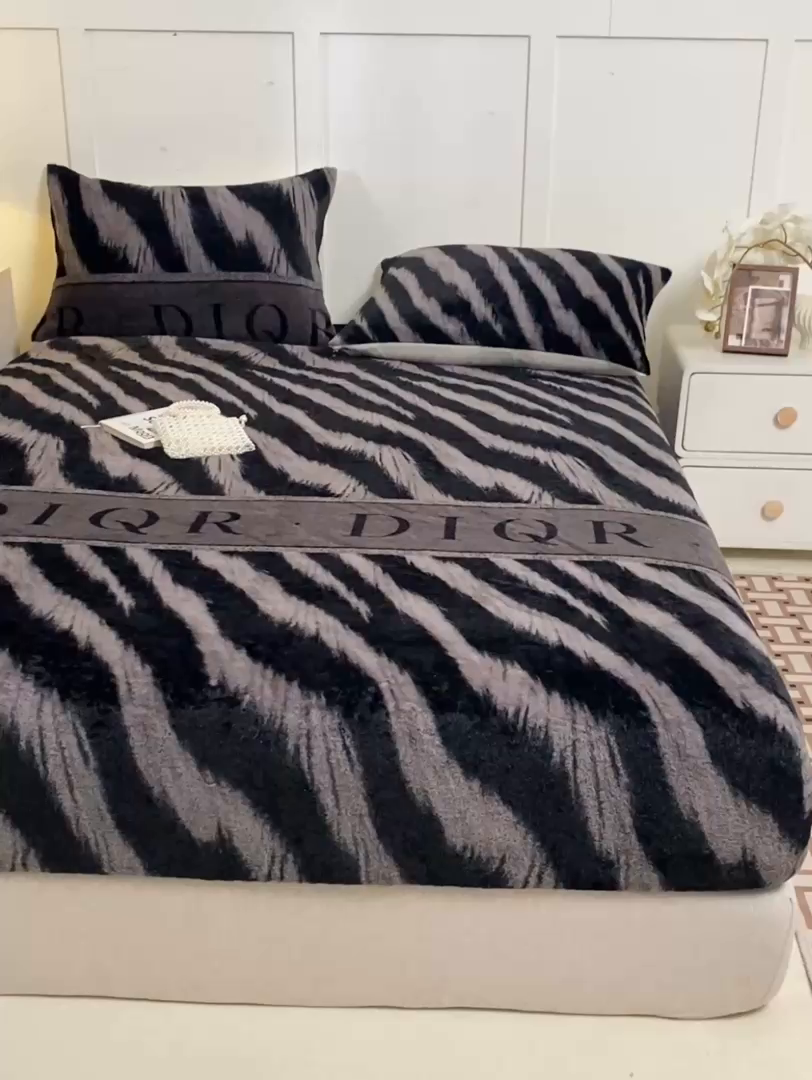 91家纺网 家纺一手货源 找家纺 眠势力 2025新款兔毛绒床笠单件冬季加绒冬季保暖保护套全包防尘床垫罩-美拉德系列 巴黎午后-灰【兔毛绒床笠】