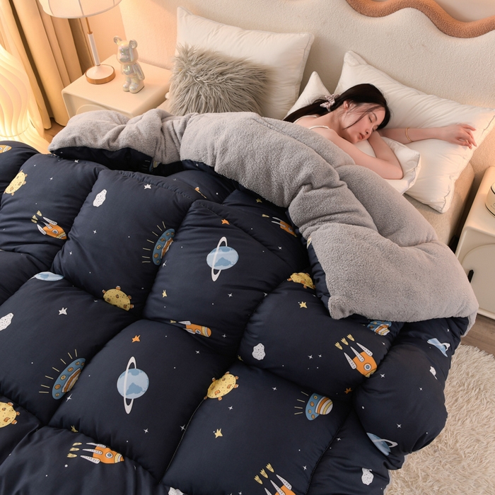 91家纺网 家纺一手货源 找家纺 2025新款保暖羊羔绒冬被 快乐星球