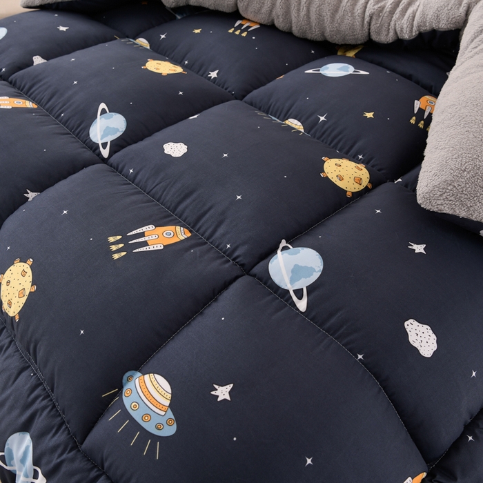 91家纺网 家纺一手货源 找家纺 2025新款保暖羊羔绒冬被 快乐星球