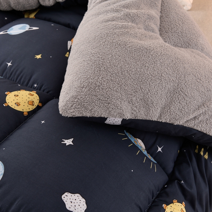 91家纺网 家纺一手货源 找家纺 2025新款保暖羊羔绒冬被 快乐星球