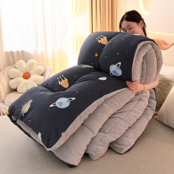 91家纺网 家纺一手货源 找家纺 2025新款保暖羊羔绒冬被 快乐星球