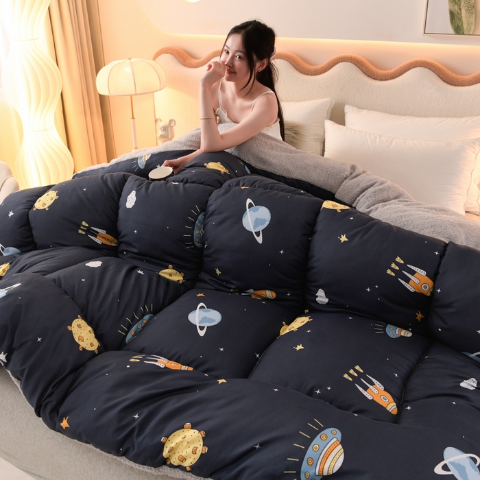 91家纺网 家纺一手货源 找家纺 2025新款保暖羊羔绒冬被 快乐星球