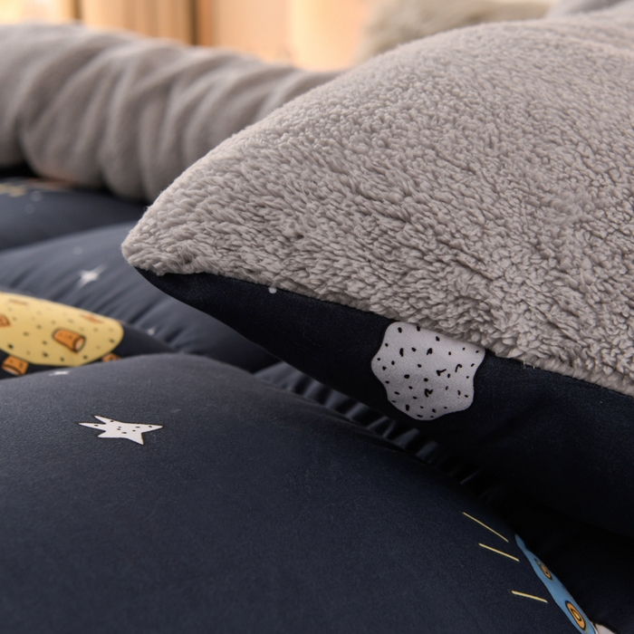 91家纺网 家纺一手货源 找家纺 2025新款保暖羊羔绒冬被 快乐星球