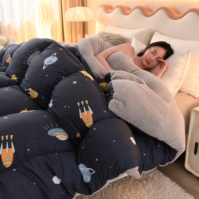 91家纺网 家纺一手货源 找家纺 2025新款保暖羊羔绒冬被 快乐星球