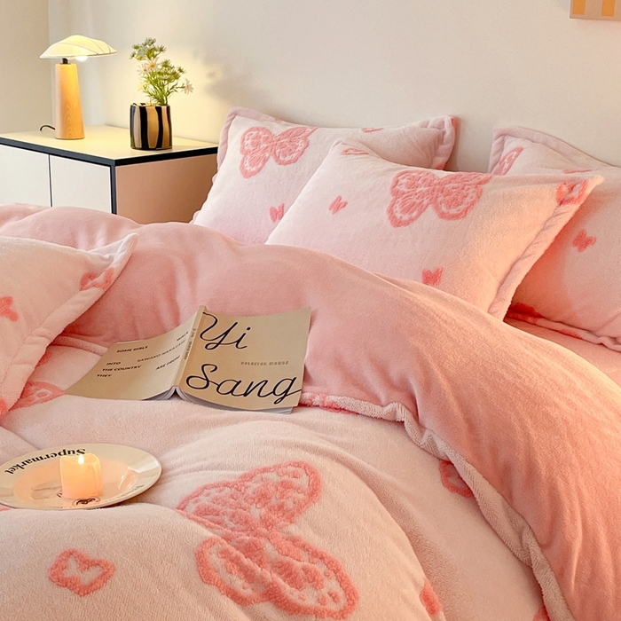 91家纺网 家纺一手货源 找家纺 川悦生活 2025新款A类300克高克重提花牛奶绒四件套 甜蜜福蝶