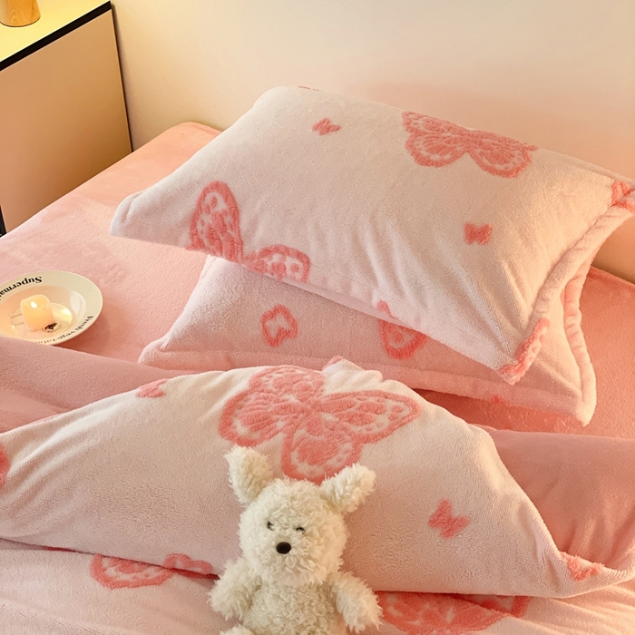 91家纺网 家纺一手货源 找家纺 川悦生活 2025新款A类300克高克重提花牛奶绒四件套 甜蜜福蝶