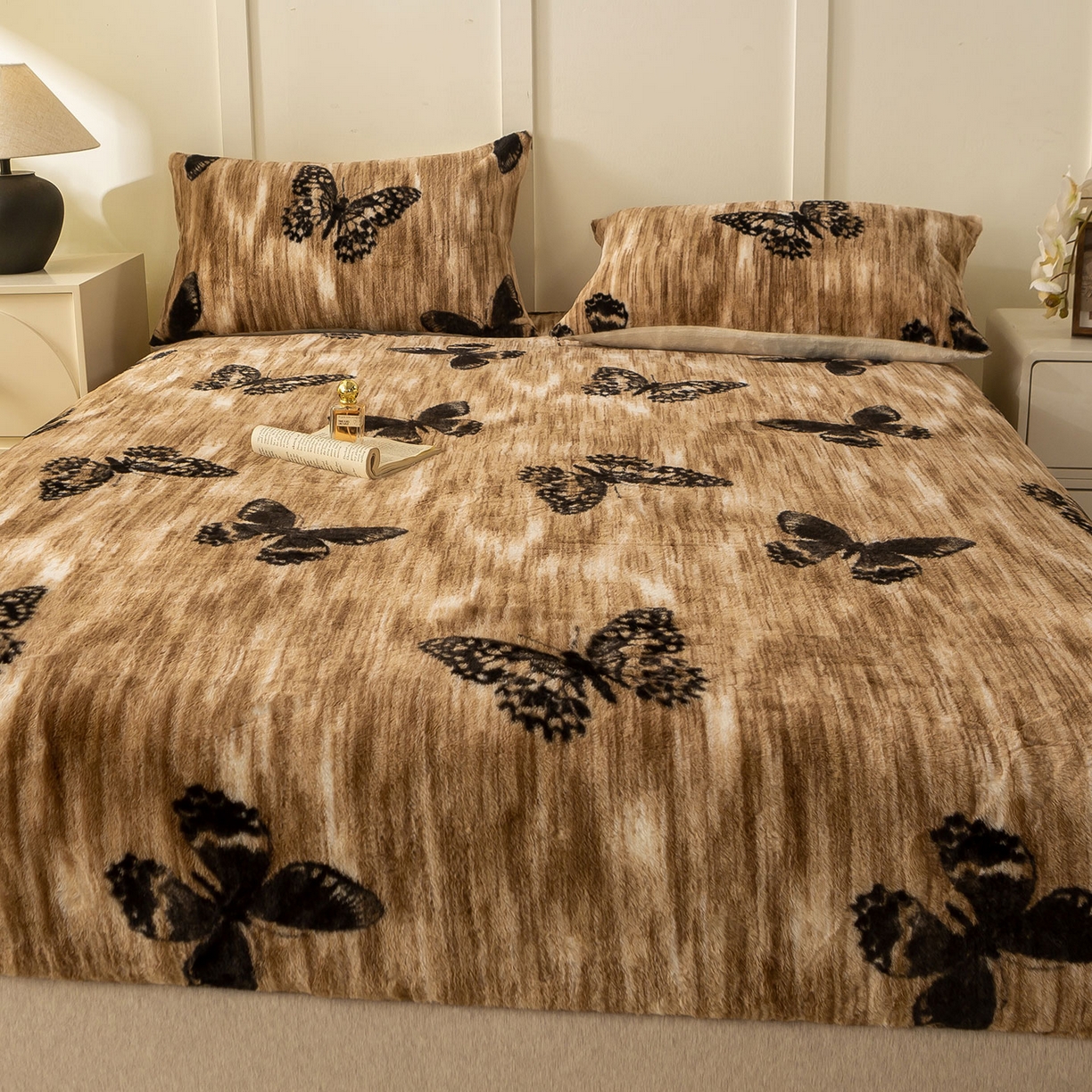 91家纺网 家纺一手货源 找家纺 眠势力 2025新款兔毛绒床笠单件冬季加绒冬季保暖保护套全包防尘床垫罩-美拉德系列 蝶绒梦境【兔毛绒床笠】