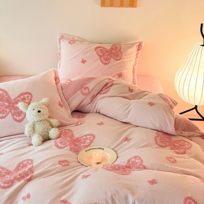 91家纺网 家纺一手货源 找家纺 川悦生活 2025新款A类300克高克重提花牛奶绒四件套 甜蜜福蝶