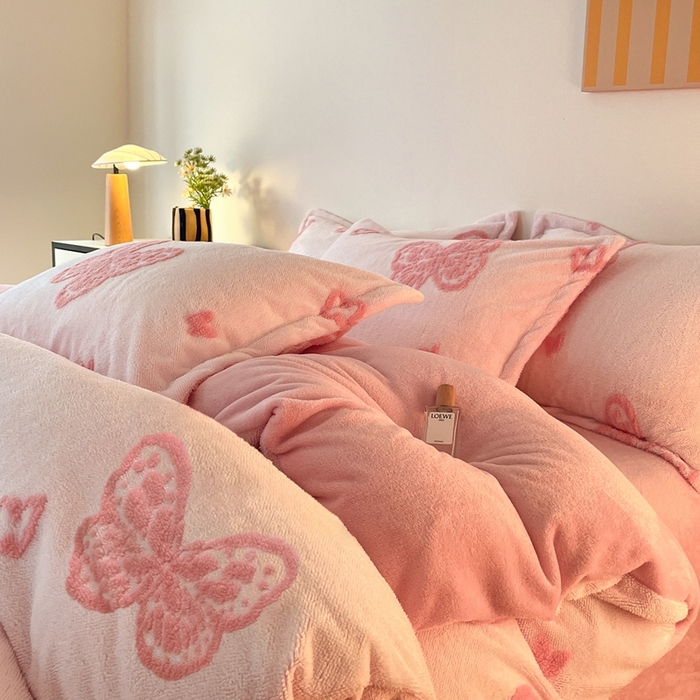 91家纺网 家纺一手货源 找家纺 川悦生活 2025新款A类300克高克重提花牛奶绒四件套 甜蜜福蝶