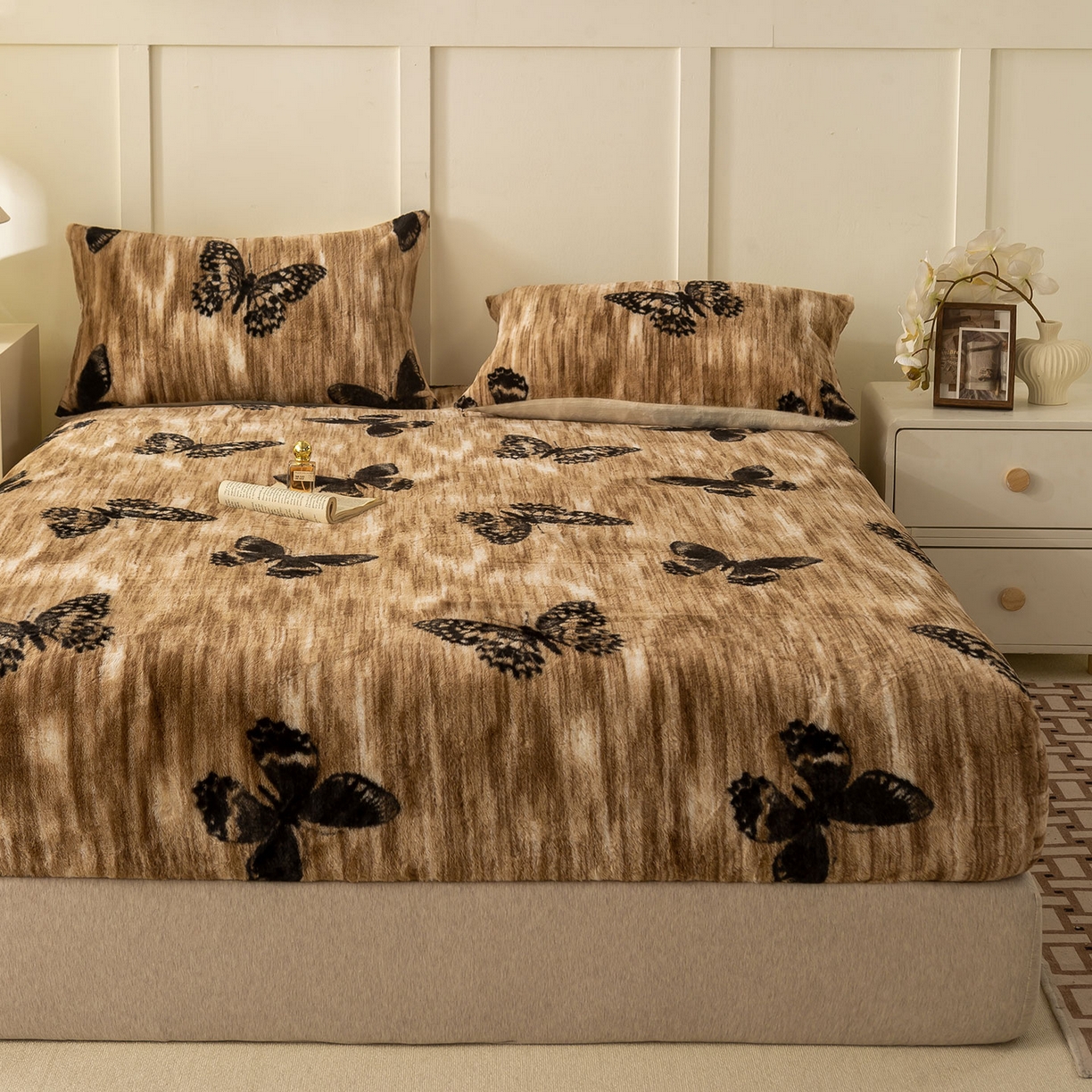 91家纺网 家纺一手货源 找家纺 眠势力 2025新款兔毛绒床笠单件冬季加绒冬季保暖保护套全包防尘床垫罩-美拉德系列 蝶绒梦境【兔毛绒床笠】