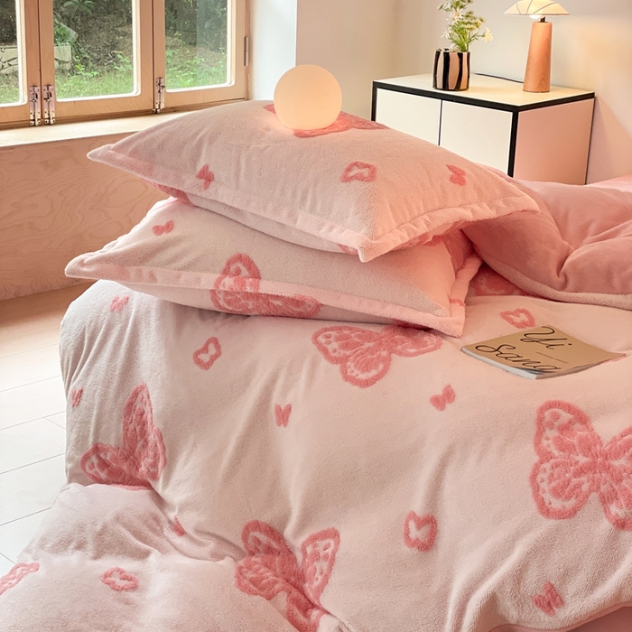 91家纺网 家纺一手货源 找家纺 川悦生活 2025新款A类300克高克重提花牛奶绒四件套 甜蜜福蝶