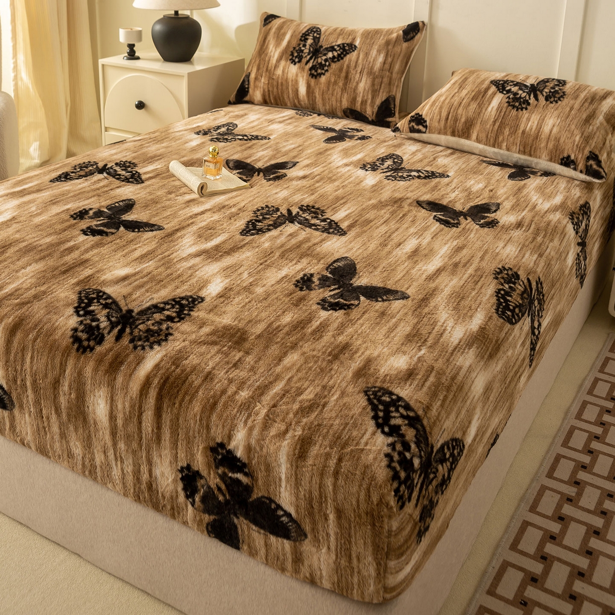 91家纺网 家纺一手货源 找家纺 眠势力 2025新款兔毛绒床笠单件冬季加绒冬季保暖保护套全包防尘床垫罩-美拉德系列 蝶绒梦境【兔毛绒床笠】