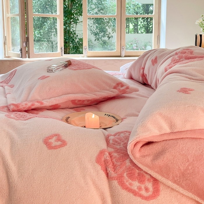 91家纺网 家纺一手货源 找家纺 川悦生活 2025新款A类300克高克重提花牛奶绒四件套 甜蜜福蝶