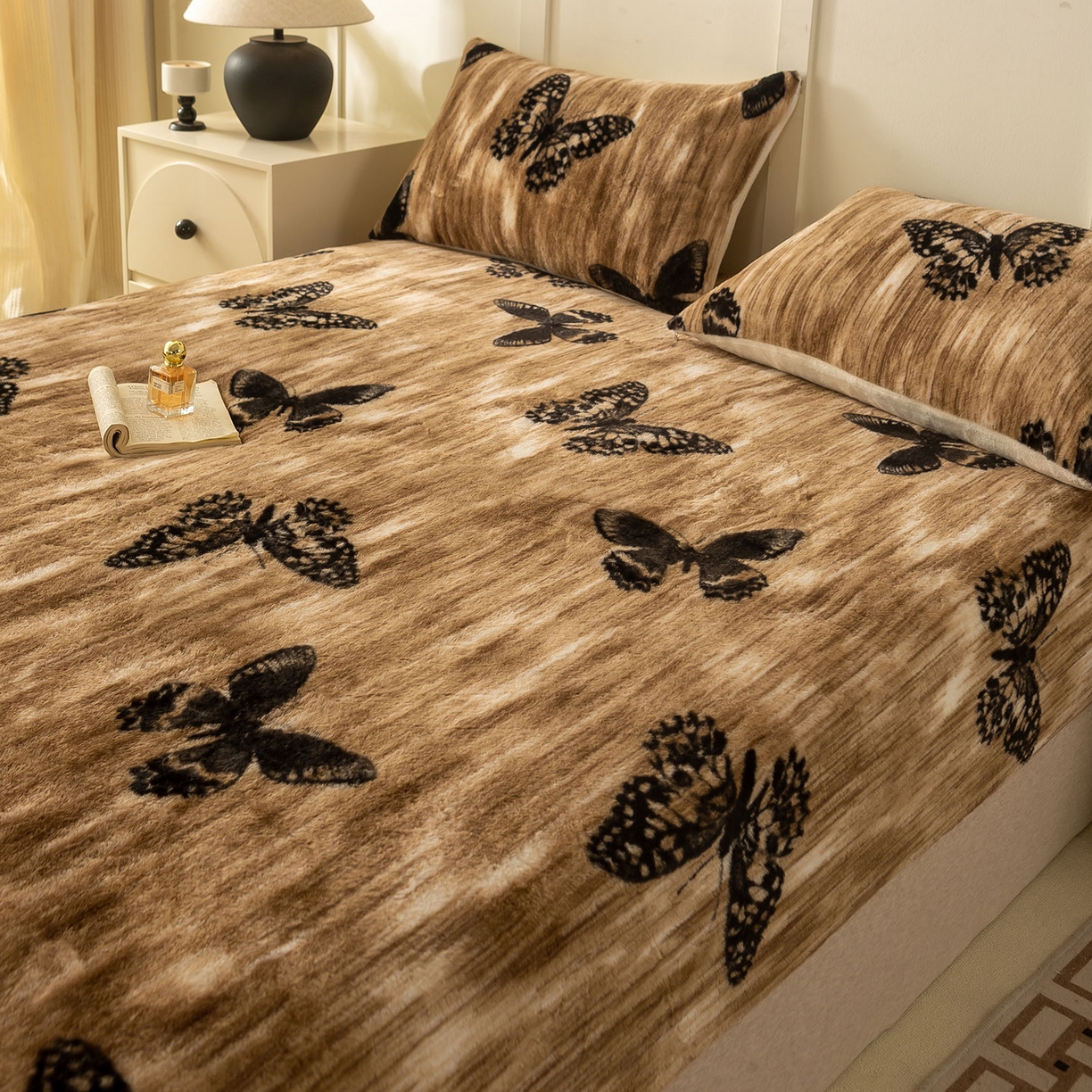 91家纺网 家纺一手货源 找家纺 眠势力 2025新款兔毛绒床笠单件冬季加绒冬季保暖保护套全包防尘床垫罩-美拉德系列 蝶绒梦境【兔毛绒床笠】